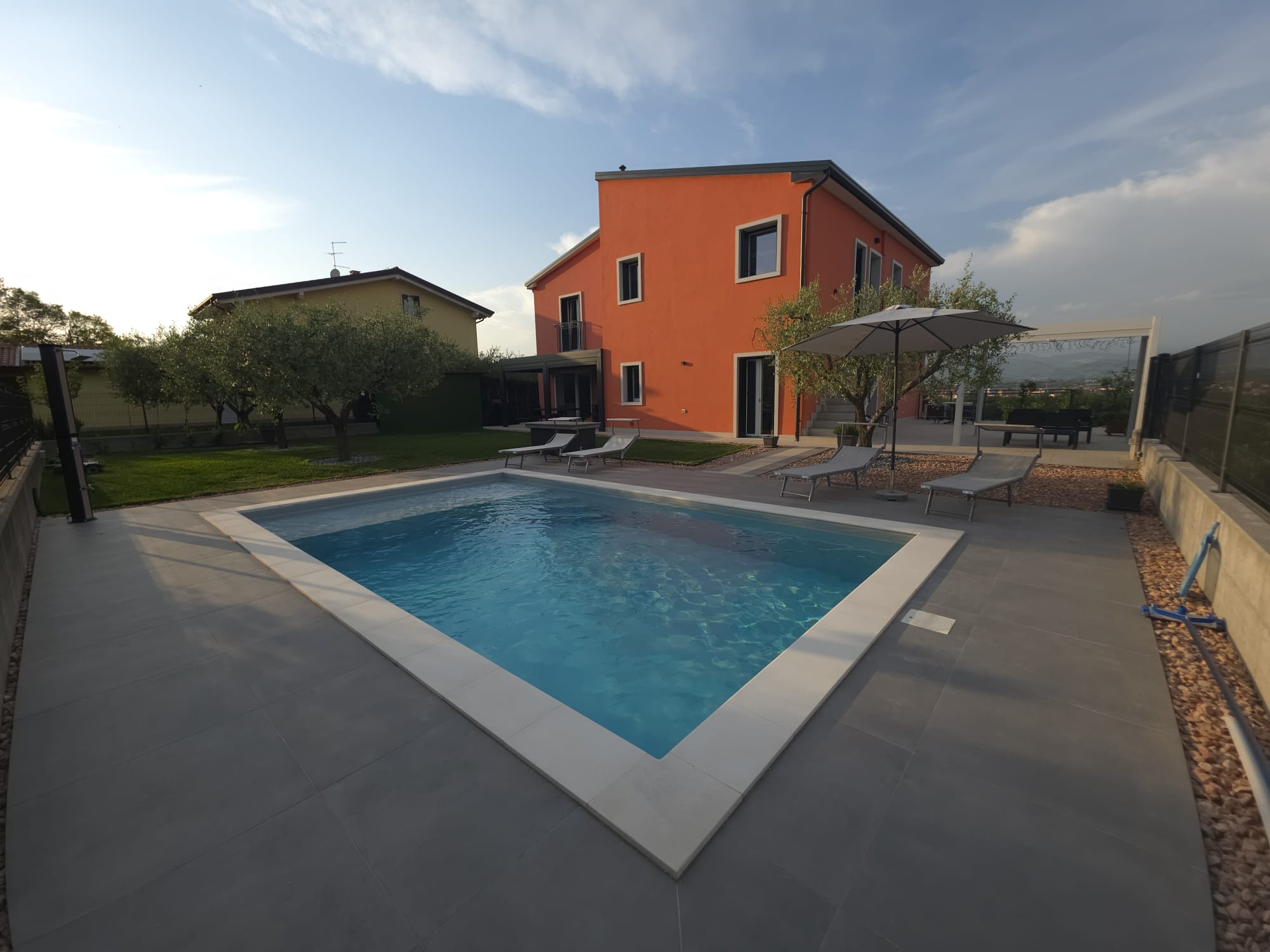 Piscina con lettini del Relais La Terrazza a Bussolengo vicino Verona